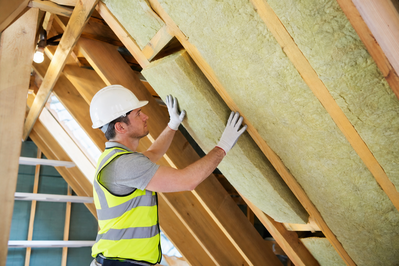 Chantier de toiture organisé avec matériaux triés